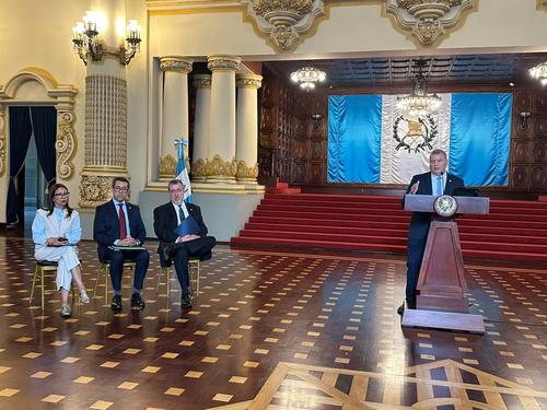 Conferencia de prensa de las autoridades del Organismo Ejecutivo, en el uso de la palabra, el ministro de Energía y Minas, Erwin Barrios. (Foto: Oscar Rivas/Soy502)