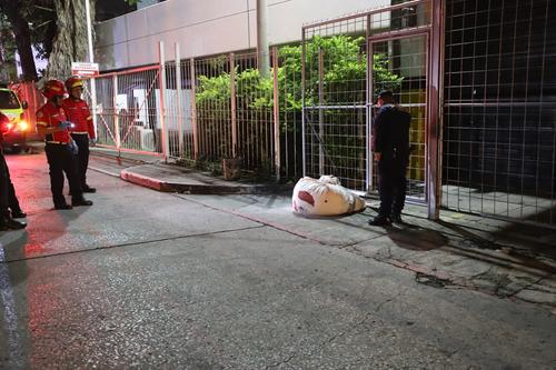 El cuerpo fue encontrado envuelto en sábanas en plena vía pública de la zona 4. (Foto: CBM)