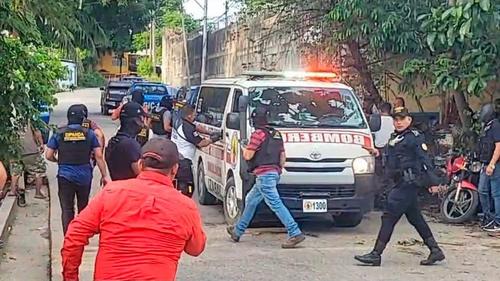 Un privado de libertad fue trasladados debido a que resultó herido durante el motín. (Foto: CVB)
