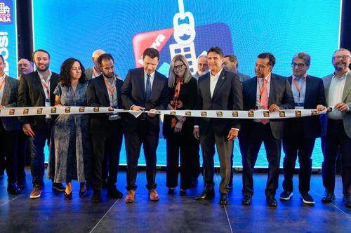Corte de cinta para dar por inaugurada la Expocasa 2026, con la participación de los organizadores y autoridades municipales y del Ejecutivo. (Foto: Wilder López/Soy502)