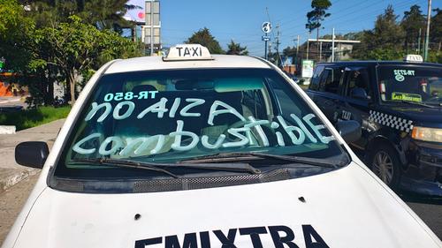 Taxistas se reunieron a la altura de la colonia Molino de las Flores para recorrer la calzada Roosevelt. (Foto: Orlando Chile/Nuestro Diario)