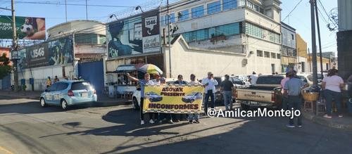 Un grupo de taxistas se encuentra a inmediaciones de El Trébol. (Foto vía: Amílcar Montejo)