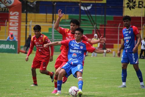 Acción durante el partido entre San Pedro y Xelajú MC, en el Estadio Marquesa de la Ensenada. (Foto: Karla Santiago)