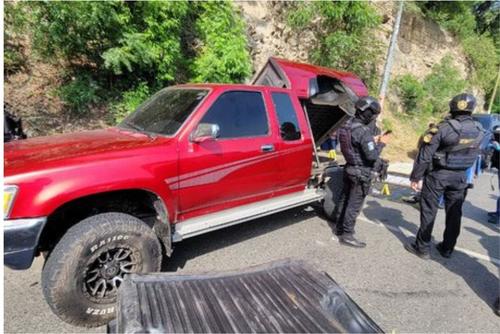En un vehículo tipo pick up color rojo con doble fondo fueron encontrados 94 paquetes con droga. (Foto: PNC/Soy502)
