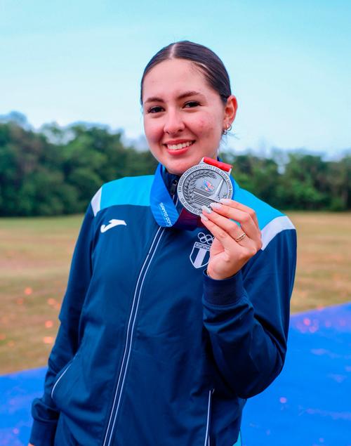 Emily Padilla también celebró la presea plateada. (Foto: COG)