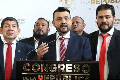 El diputado Juan Carlos Rivera presentó una iniciativa de ley que pretende regular la circulación de buses escolares. (Foto: Congreso/Soy502)