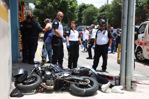 Un motorista falleció tras impactar contra un poste. (Foto: CVB)