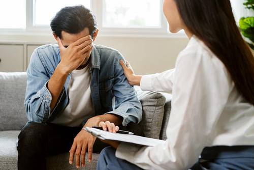No dudes en buscar ayuda profesional si no puedes superar la relación o la ruptura. (Foto: Shutterstock)