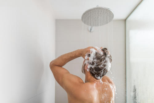 Como tip de cuidado del pelo, se recomienda no lavarlo todos los días, pero sí intercalar, un día sí y otro no. Usa agua fría. (Foto: Shutterstock)