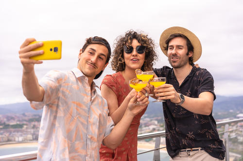 Dedica tiempo a disfrutar momentos especiales con tus amigos; es una excelente manera de fomentar la alegría. (Foto: Shutterstock)