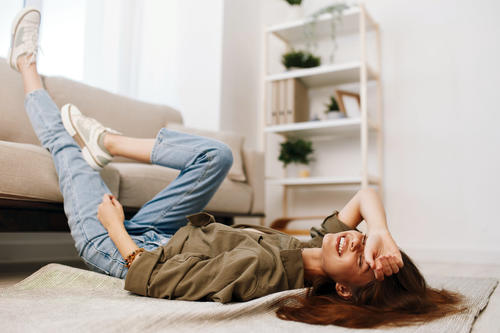 El estrés es el principal enemigo de la alegría, así que asegúrate de dedicar tiempo para relajarte y cuidarte. (Foto: Shutterstock)