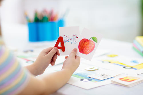 Facilitan el aprendizaje al mostrar preguntas y respuestas simples que puedes revisar y recordar fácilmente. (Foto: Shutterstock)