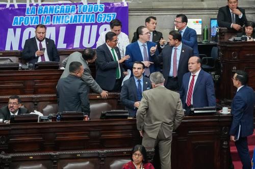 Diputados de diferentes bancadas aprobaron la eliminación del IUSI, pero hubo otros que estuvieron en contra. (Foto: Wilder López / Soy502)