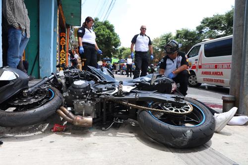 Una motocicleta quedó a un costado del cuerpo de la víctima mortal. (Foto: CVB)