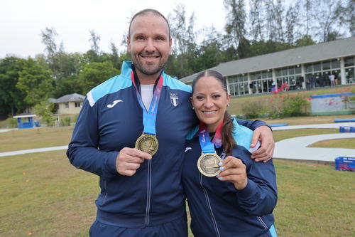 Enrique y Adriana lucieron sus medallas de oro tras una larga jornada. (Foto: COG)