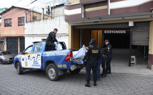 El cuerpo de la mujer fue trasladada al Inacif para realizar los protocolos de ley. (Foto: Erick Colop/Colaborador)