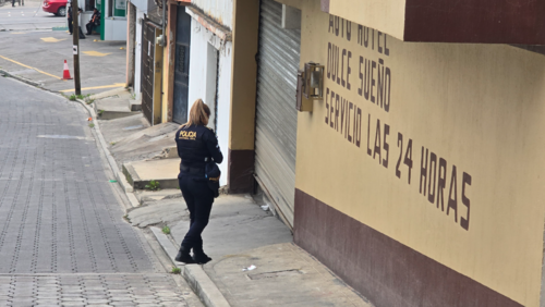 La PNC arribó al lugar tras recibir el reporte de una mujer sin vida. (Foto: Erick Colop/Colaborador)