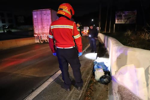 Junto al cuerpo de la víctima quedó un bolso y un casco. (Foto: CBM)