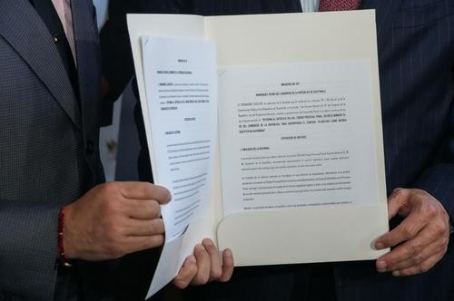 La primera iniciativa busca prohibir las medidas sustitutivas a las personas capturadas por portar armas de fuego sin la licencia correspondiente. (Foto: Wilder López/Soy502)