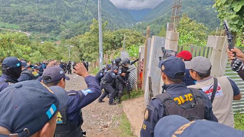 Aproximadamente 60 policías llegaron a desalojar la vivienda. (Foto: Mardoqueo Guzmán / Nuestro Diario)