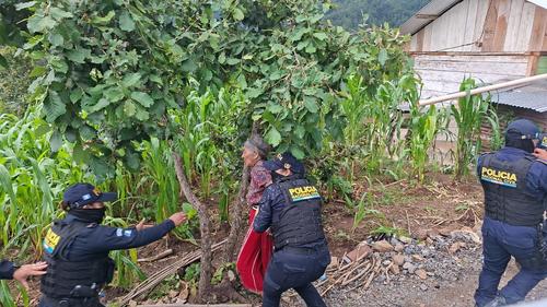 La anciana fue retirada por las fuerzas de seguridad. (Foto: Mardoqueo Guzmán / Nuestro Diario)