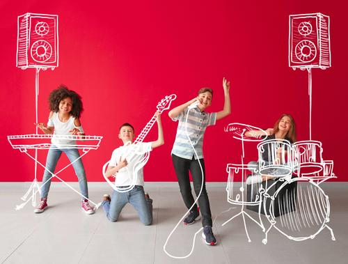 La adolescencia es una etapa clave para que tus hijos descubran sus talentos y aprendan a enfrentar sus miedos. (Foto: Shutterstock)
