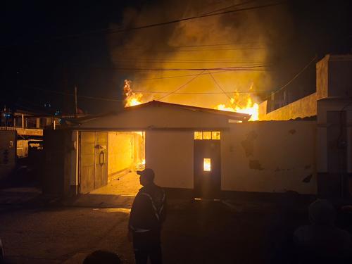 Vecinos enardecidos incendiaron la vivienda de la jueza que habría emitido la orden de desalojo. (Foto: Mardoqueo Guzmán / Nuestro Diario)
