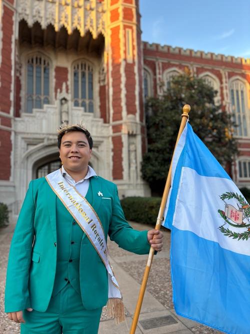 Aún en su travesía por Estados Unidos, el joven continúa cargando a Guatemala. (Foto: Guillermo Fuentes)