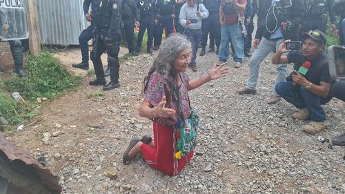 Juana Santiago se arrodilló triste ante la situación. (Foto: Mardoqueo Guzmán / Nuestro Diario)