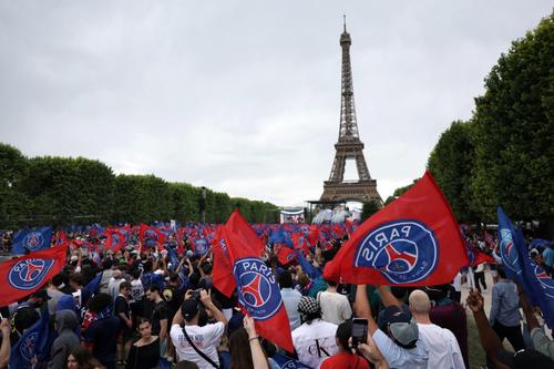 Miles de aficionados habrían llegado a París para la celebración del triunfo del PSG. (Foto: AFP)