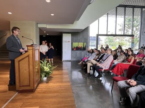 Además de promover el arte, Juannio recauda fondos para el Instituto Neurológico de Guatemala. (Foto: Sandra Sebastián/Colaboradora)