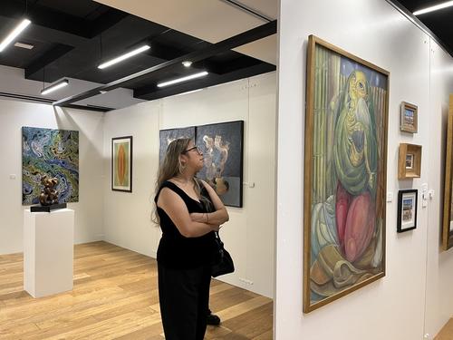 La muestra reúne obras de 129 artistas provenientes de 13 países. (Foto: Sandra Sebastián/Colaborador)