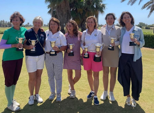 Las ganadoras del certamen español senior de golf, comparten al final del torneo realizado en Costa Ballena Ficus, Palmeras. (Foto: Asogolf)