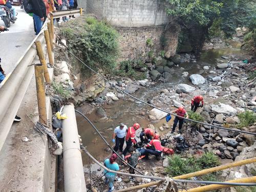 Bomberos le brindaron atención prehospitalaria al conductor de 26 años. (Foto: CBM)