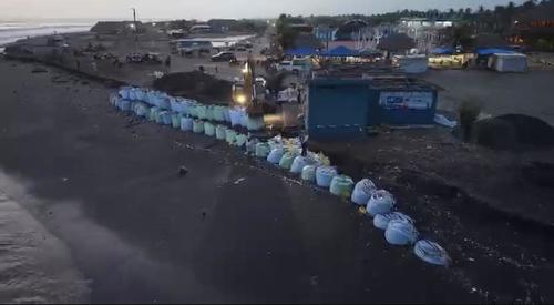 Los costales de arena fueron colocados en las playas de Ocós para evitar que el mar se siga saliendo. (Foto: Muni Ocós)