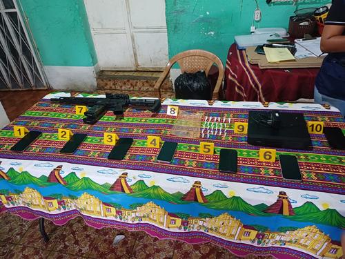 Entre lo incautado se encuentra una carabina y cocaína. (Foto: PNC)
