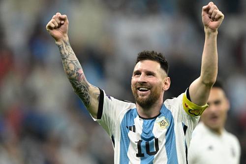 El debut de Lionel Messi, con 19 años, fue el 16 de junio de 2006 en Alemania, frente a Serbia y Montenegro.