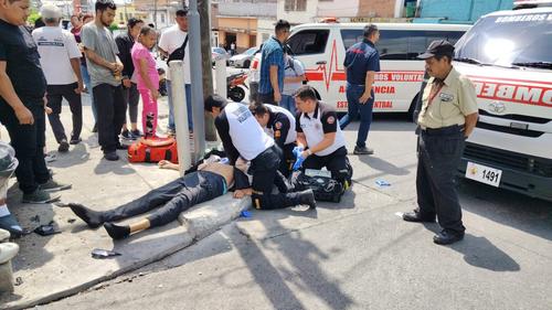 Bomberos intentaron restablecer los signos vitales del motorista, pero no fue posible. (Foto: CVB)