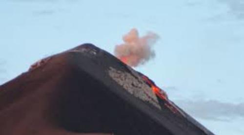 Las autoridades indicaron que puede persistir la formación de nuevos flujos de lava o un incremento en el número de explosiones. (Foto: Conred)