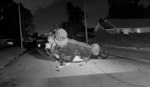 El vehículo en donde se transportaba el guatemalteco terminó volcado. (Foto: East Texas Banner)