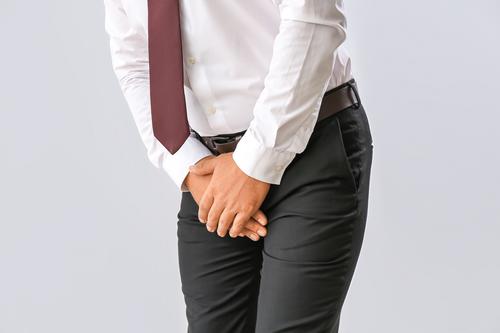 El ardor o dolor al orinar no es normal. Podría estar relacionado con la próstata, así que no dudes en hacerte una evaluación. (Foto: Shutterstock)