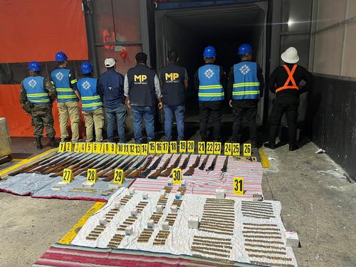 Las autoridades localizaron las armas durante una inspección de rutina. (Foto: Ejército de Guatemala)