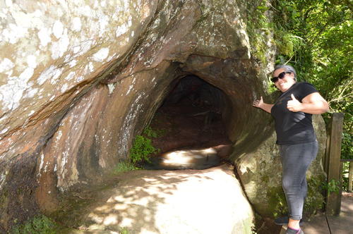 Luisa Ortiz muestrala entrada a la cueva de La Leona. (Foto: Juan Carlos Aquino/Colaborador)