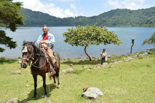 Don Antonio Chacón está a la orden para quienes deseen montar a caballo; el precio es de Q15. (Foto: Juan Carlos Aquino/Colaborador)