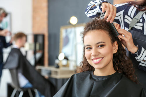 Consulta a tu estilista sobre los productos adecuados para tu cabello. (Foto: Shutterstock)