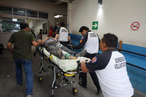 Bomberos Voluntarios trasladaron a más de la mitad de los heridos al Hospital Roosevelt. (Foto: CVB)