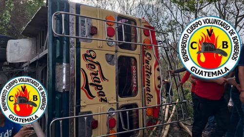 Un bus extraurbano de transportes Verapaz volcó por causas desconocidas. (Foto: CVB)