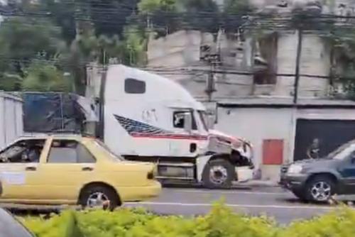 El tráiler quedó varado en el carril contrario. (Foto: captura de video)