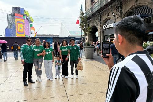 Pese a que no se puede entrar al emblemático Zócalo, la gente se toma fotos con la Catedral y pantallas gigantes de fondo. (Foto: Pedro Mijangos)