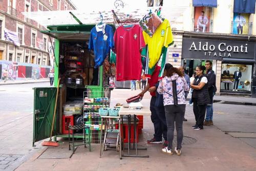 Como conocemos en Guatemala, también en las calles de la capital mexicana se venden camisolas en las calles (a menor costo). (Foto: Ana Lucía Castillo)